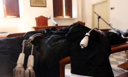 Pena sospesa per il falso avvocato