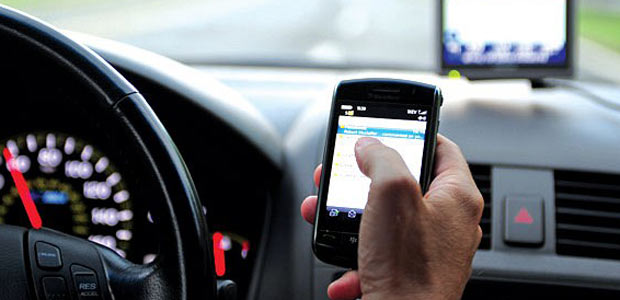 Inasprimento delle sanzioni per chi viene sorpreso alla guida col cellulare