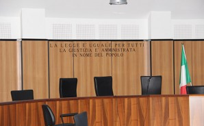 Rapina la prof, ex alunno alla sbarra